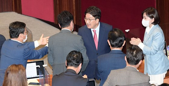 권성동 국민의힘 대표 직무대행 겸 원내대표가 21일 오전 서울 여의도 국회에서 열린 제398회 국회(임시회) 제3차 본회의에서 국정에 관한 교섭단체대표연설을 마친 후 동료 의원들과 대화하고 있다. 뉴스1