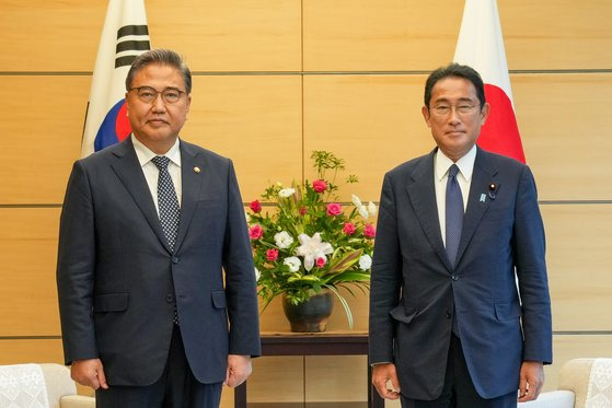 박진 외교부 장관이 19일 오후 일본 총리 관저에서 기시다 후미오 총리를 예방한 후 기념 촬영을 하고 있다.  일본 총리가 한국 외교장관을 만나는 것은 2018년 8월 아베 신조 당시 총리가 강경화 장관과 회담을 한 이후 4년 만이다. [뉴스1]