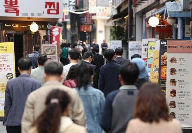 서울시청 인근 직장인들이 점심 식사를 하기 위해 식당가로 향하고 있다. (사진=연합뉴스)