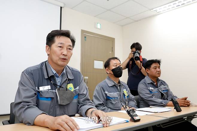 대우조선해양 협력사 측이 21일 새벽 경남 거제 대우조선해양에서 긴급 브리핑을 열고 노사 협상 관련 입장을 밝히고 있다. /문재원 기자