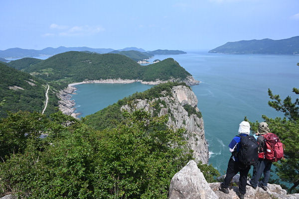 전남 여수 개도의 배성금 절벽 전망대. 멀리 돌산도와 금오도가 보이며, 삼각형의 바닷가는 백패킹 성지인 청석금과 청석포해수욕장이다. 이 곳을 건너면 배성금 천길 낭떠러지가 펼쳐진다.