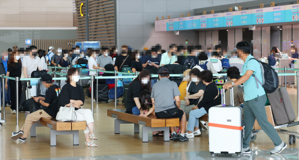 지난 19일 오전 인천국제공항 제2여객터미널 출국장에서 이용객들이 탑승수속을 밟기 위해 대기하고 있다. [사진 출처 = 연합뉴스]