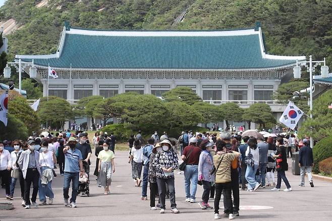 [서울=뉴시스] 권창회 기자 = 청와대 본관 내부 일부 및 관저 내부가 일반인들에게 공개된 26일 오후 시민들이 청와대 본관 입장을 위해 길게 줄 서 있다. 2022.05.26.