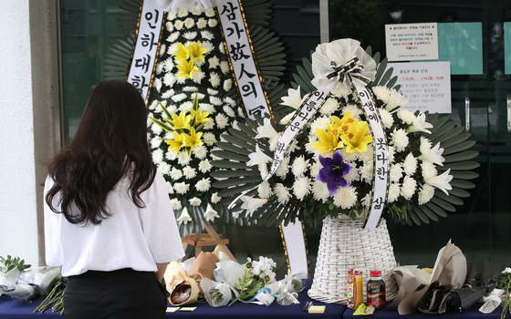 (인천=뉴스1) 임세영 기자 = 인하대학교 캠퍼스에서 같은 학교 재학생을 성폭행한 뒤 건물에서 추락해 숨지게 한 사건이 발생한 가운데 17일 오전 인천광역시 인하로 인하대학교에 마련된 추모공간에서 한 학생이 추모를 하고 있다. 2022.7.17/뉴스1