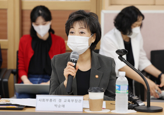 박순애 사회부총리 겸 교육부 장관이 15일 공립특수학교인 서울경운학교에서 열린 교원·학부모 간담회에서 질의에 답변하고 있다. 뉴시스