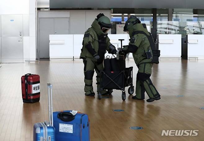 [인천공항=뉴시스] 이영환 기자 = 21일 오후 인천국제공항 제1여객터미널 3층 출국장에서 폭발물테러 상황을 가정한 2022년 인천국제공항 대테러 종합훈련이 진행되고 있다. 2022.07.21. 20hwan@newsis.com