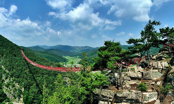 순창군 적성면 채계산에 설치된 출렁다리. 국내 최장거리(270m) 무주탑 산악 현수교로 섬진강을 한눈에 조망할 수 있다. 순창군 제공