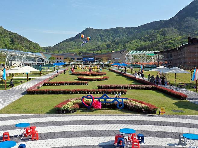 순창군 순창읍 발효테마파크 일대 전경. 유용미생물은행 등 산업화 지원시설뿐만 아니라 다양한 전시·문화·체험 시설을 갖추고 있다. 순창군 제공