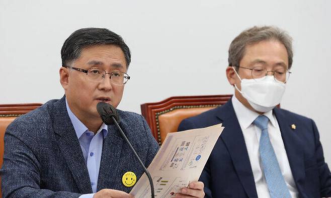 김성환 더불어민주당 정책위의장이 21일 오전 서울 여의도 국회에서 열린 정책조정회의에서 모두발언을 하고 있다. 공동취재사진