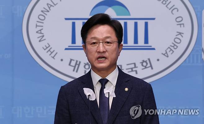 강병원, "당대표의 공천권을 내려놓겠다" (서울=연합뉴스) 이정훈 기자 = 더불어민주당 차기 당대표 출마를 선언한 강병원 의원이 12일 오전 국회 소통관에서 더불어민주당 혁신 방안 관련 기자회견을 열어 "당대표의 공천권을 내려놓겠다"고 밝히고 있다. 2022.7.12 [국회사진기자단] uwg806@yna.co.kr