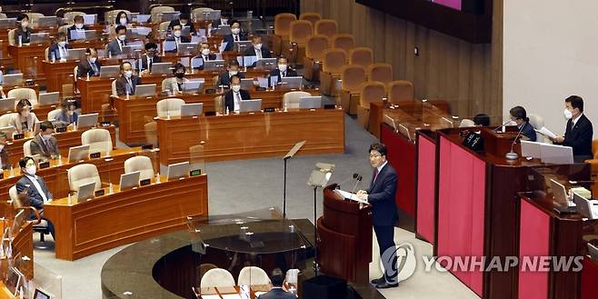 교섭단체 대표연설하는 권성동 당대표 직무대행 (서울=연합뉴스) 백승렬 기자 = 국민의힘 권성동 당대표 직무대행 겸 원내대표가 21일 서울 여의도 국회에서 열린 본회의에서 교섭단체 대표연설을 하고 있다. 2022.7.21 [국회사진기자단] srbaek@yna.co.kr