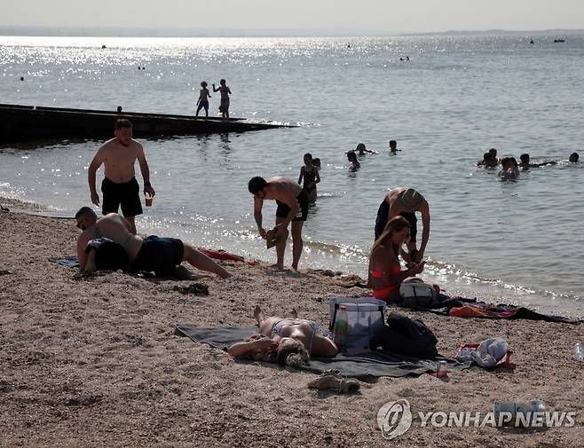 영국의 한 해변에서 피서 즐기는 시민들 [UPI=연합뉴스 자료사진. 재판매 및 DB 금지]