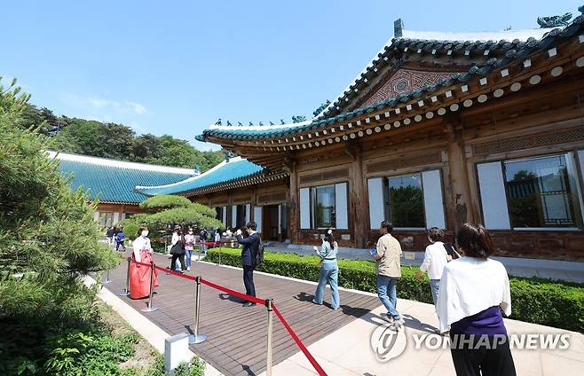 관저 둘러보는 시민들 (서울=연합뉴스) 김도훈 기자 = 26일 청와대 관람에 나선 시민들이 관저 건물을 둘러보고 있다. 2022.5.26 superdoo82@yna.co.kr