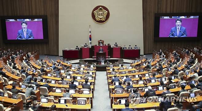 교섭단체 대표연설하는 권성동 당 대표 직무대행 (서울=연합뉴스) 하사헌 기자 = 국민의힘 권성동 당 대표 직무대행 겸 원내대표가 21일 서울 여의도 국회에서 열린 본회의에서 교섭단체 대표연설을 하고 있다. 2022.7.21 [국회사진기자단] toadboy@yna.co.kr