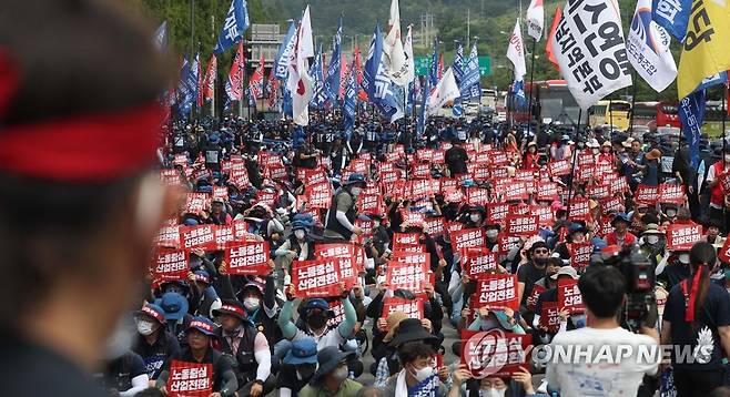 힘찬 구호 (거제=연합뉴스) 김동민 기자 = 20일 오후 경남 거제시 아주동 대우조선해양 옥포조선소 정문 인근에서 열린 금속노조 총파업 결의대회에서 참석자가 구호를 외치고 있다. 2022.7.20 image@yna.co.kr