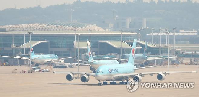 인천국제공항 (영종도=연합뉴스) 김도훈 기자 = 지난 4일 미국 뉴욕행 대한항공 A380 여객기가 인천국제공항 주기장을 이동하고 있다. superdoo82@yna.co.kr