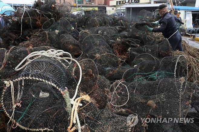 바다 밑에서 건져 올린 쓰레기 (양양=연합뉴스) 21일 수협중앙회가 양양 남애항에서 개최한 '강원어업인 연안어장 침적 쓰레기 수거 시범사업 행사'에서 행사참가자와 어업인들이 바다 밑에서 건져 올린 쓰레기를 정리하고 있다.
    2022.7.21
    [수협중앙회 제공.재판매 및 DB금지] momo@yna.co.kr