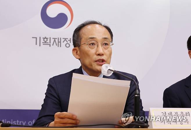 2022년 세제개편안 주요 내용 설명하는 추경호 부총리 (세종=연합뉴스) 김주형 기자 = 추경호 경제부총리 겸 기획재정부 장관이 지난 18일 세종시 정부세종청사에서 '2022년 세제개편안' 상세브리핑을 하고 있다. 2022.7.21 kjhpress@yna.co.kr