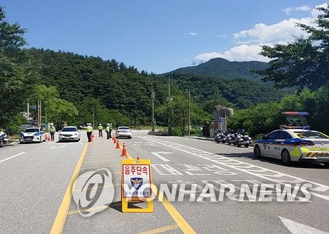 지난해 피서지 음주운전 단속 모습 [강원경찰청 제공·연합뉴스 자료사진]