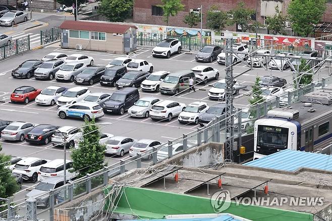 고유가 시대 '차 세우고 대중교통으로' (서울=연합뉴스) 김주성 기자 = 지난달 20일 오전 서울 도봉구 창동역 환승주차장에 주차된 차들. utzza@yna.co.kr