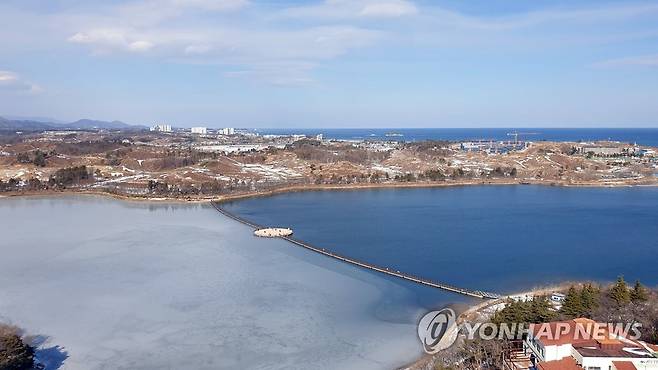 부교로 나눠진 영랑호 결빙 현상 [영랑호를 지키기 위해 뭐라도 하려는 사람들 제공·재판매 및 DB 금지]