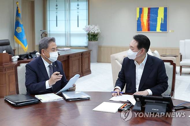 외교부 업무보고 받는 윤석열 대통령 (서울=연합뉴스) 안정원 기자 = 윤석열 대통령이 21일 오후 서울 용산 대통령실 청사에서 박진 외교부 장관으로부터 부처 업무보고를 받고 있다. 2022.7.21 [대통령실 제공, 재판매 및 DB 금지 jeong@yna.co.kr