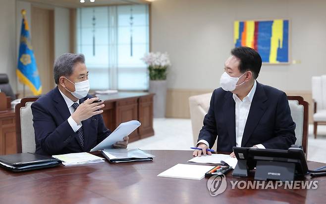 외교부 업무보고 받는 윤석열 대통령 (서울=연합뉴스) 안정원 기자 = 윤석열 대통령이 21일 오후 서울 용산 대통령실 청사에서 박진 외교부 장관으로부터 부처 업무보고를 받고 있다. 2022.7.21 [대통령실 제공, 재판매 및 DB 금지 jeong@yna.co.kr