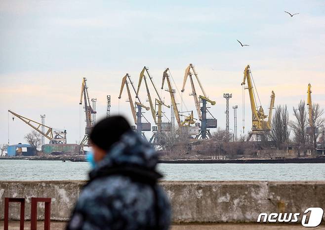 우크라이나 남부 항구도시인 마리우폴에서 한 군인이 길을 걷고 있다. 2022.02.11/뉴스1 © AFP=뉴스1 © News1 김민수 기자