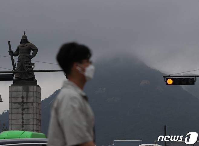 22일 금요일 출근길에는 전국이 구름많고 곳곳에서 저녁까지 소나기가 내린다. 최고 체감온도도 31도까지 올라 무더위가 이어진다. 2022.6.24/뉴스1 © News1 신웅수 기자