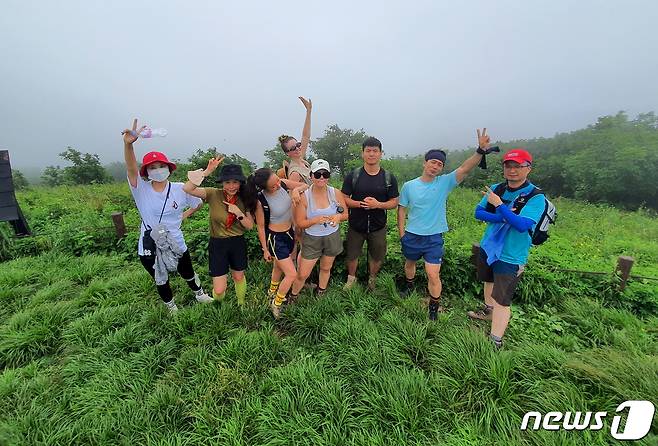 대덕산 정상에 오른 한국-미국-러시아 청년들. 요즘의 명산과 국립공원에는 청년탐방객들이 많다. 태백산 정기를 받아 그들의 꿈이 이루어지기 바란다 © 뉴스1