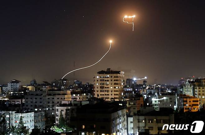 이스라엘 아이언돔 미사일이 팔레스타인 가자 지구에서 발사된 로켓을 요격하고 있다. (참고사진)© AFP=뉴스1 © News1 우동명 기자