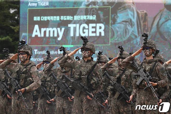 지난 6월 경기도 양주 소재 제25보병사단에서 열린 '아미타이거'(Army TIGER) 시범여단 전투단 선포식에서 장병들이 경례하고 있다2022.6.10/뉴스1 © News1 사진공동취재단