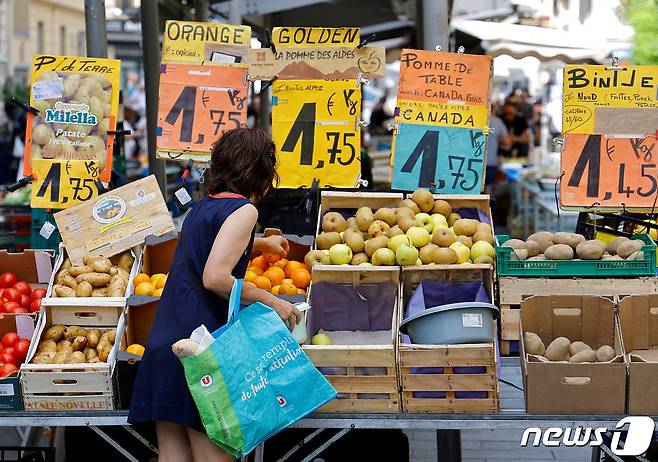 프랑스 니스에서 한 여성이 장을 보고 있다. © 로이터=뉴스1 © News1 정윤영 기자