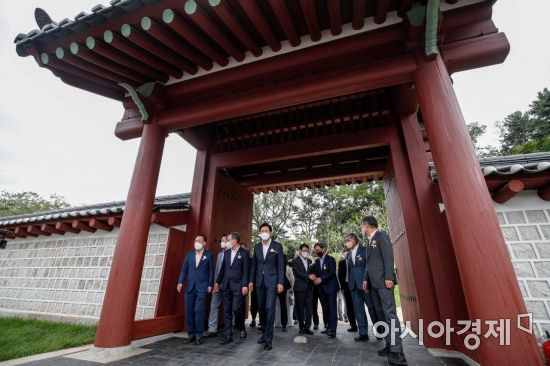 오세훈 서울시장을 비롯한 주요 내빈들이 21일 서울 종로구 율곡로 터널상부에서 열린 '창경궁-종묘 연결 복원사업 시민 개방 행사'를 마친 뒤 북신문을 통과하고 있다. /강진형 기자aymsdream@