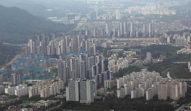 지난 서울 송파구 롯데월드 서울스카이 전망대에서 바라본 강남구 아파트 단지 모습. /뉴스1