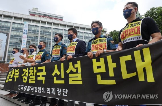 경찰국 신설 반대하는 경찰관들 (서울=연합뉴스) 류영석 기자 = 14일 오전 서울 명동성당 앞에서 전국경찰직장협의회회장단 관계자 들이 행정안전부의 경찰국 신설안에 반대하며 기자회견을 하고 있다. 2022.7.14 ondol@yna.co.kr (끝)