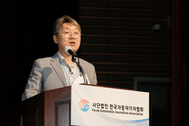 박균성 국토교통부 자동차정책과 자동차안전팀장이 21일 광주 김대중컨벤션센터에서 한국자동차기자협회가 주최한 심포지엄 전기차 화재 예방 방안에 대해 설명하고 있다. 한국자동차기자협회 제공