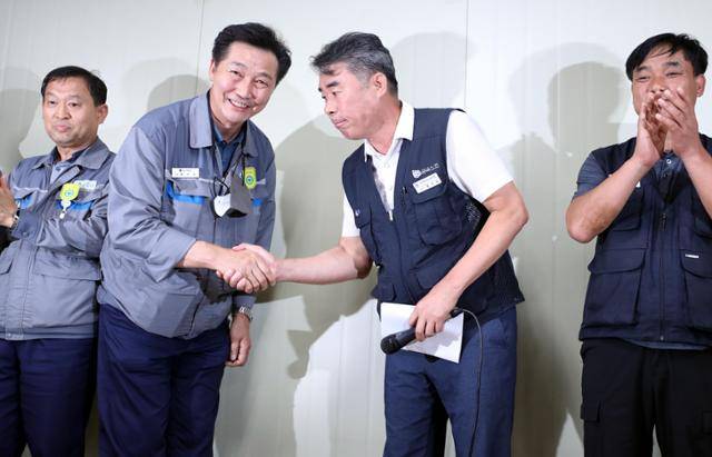 대우조선해양 하청업체 노사 협상이 파업 51일 만에 타결된 22일 오후 경남 거제시 대우조선해양 옥포조선소에서 협력사 대표 권수오(왼쪽 두번째) 녹산기업 대표와 홍지욱 금속노조 부위원장이 악수를 하고 있다. 뉴시스