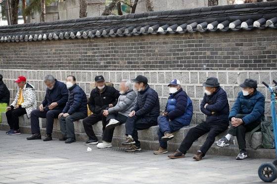 서울 탑골공원에 있는 어르신들. [뉴스1]