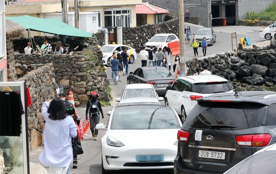 올 상반기 제주를 찾은 내국인 관광객은 코로나 확산 전인 2019년보다 늘었다. 관광객과 렌터카가 몰려 혼잡한 제주시 애월읍 한담해변 골목. 뉴스1