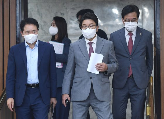 국민의힘 권성동 당 대표 직무대행 겸 원내대표(가운데)와 성일종 정책위의장(왼쪽), 송언석 원내수석부대표가 22일 오전 서울 여의도 국회에서 열린 원내대책회의에 참석하고 있다.국회사진기자단