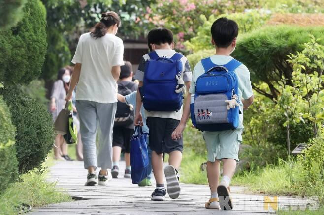 서울의 한 초등학교 학생들이 등교하고 있다. 사진은 기사와 직접 관련이 없습니다.   사진=박효상 기자