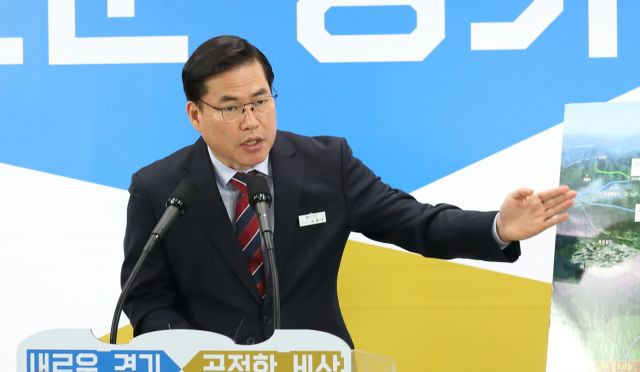 지난 2019년 3월 6일 당시 유동규 경기관광공사 사장이 경기도청 구관 2층 브리핑룸에서 '임진각~판문점 간 평화 모노레일 설치 추진 계획'에 대해 브리핑을 하고 있다. 경기도 제공