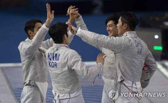 우승 확정되자 기뻐하는 남자 사브르 대표팀
[EPA=연합뉴스]