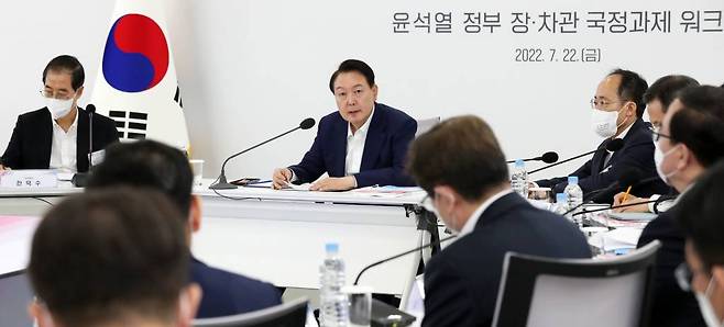 [과천=뉴시스] 홍효식 기자 = 윤석열 대통령이 22일 경기도 국가공무원인재개발원 과천분원에서 열린 장·차관 국정과제 워크숍에서 발언하고 있다. 2022.07.22.