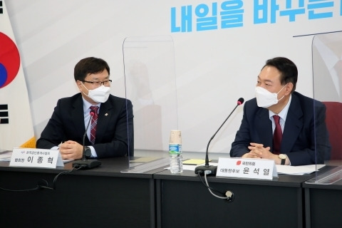 지난 2월24일 이종혁 한국공인중개사협회장(왼쪽)과 윤석열 당시 대통령후보의 간담회 모습(사진 제공=한국공인중개사협회) *재판매 및 DB 금지