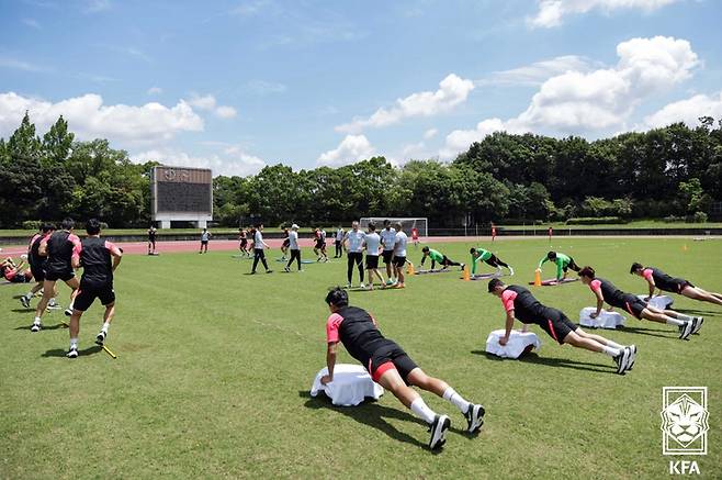 [서울=뉴시스] 2022 EAFF E-1 챔피언십에 출전한 남자축구대표팀이 22일 일본 아이치현 도요타 시티 스포츠 파크 어슬레틱스 T&F에서 훈련을 하고 있다. (사진=대한축구협회 제공) 2022.07.22. photo@newsis.com *재판매 및 DB 금지