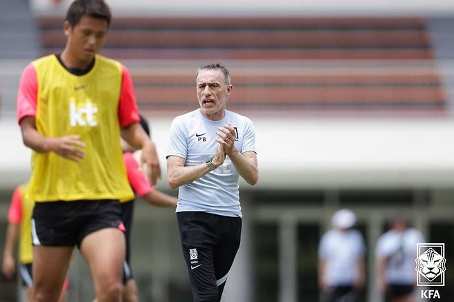 [서울=뉴시스] 파울루 벤투 감독이 22일 일본 아이치현 도요타 시티 스포츠 파크 어슬레틱스 T&F에서 2022 EAFF E-1 챔피언십에 출전한 남자축구대표팀의 훈련을 지켜보고 있다. (사진=대한축구협회 제공) 2022.07.22. photo@newsis.com *재판매 및 DB 금지