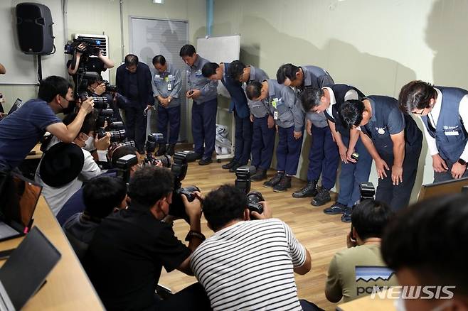 [거제=뉴시스] 조성봉 기자 = 대우조선해양 하청 노사협상이 파업 51일 만에 타결된 22일 오후 경남 거제시 대우조선해양 옥포조선소에서 협력사 대표 권수오(왼쪽 일곱번째) 녹산기업 대표와 홍지욱 금속노조 부위원장을 비롯한 참석자들이 고개숙여 인사하고 있다. 2022.07.22.suncho21@newsis.com