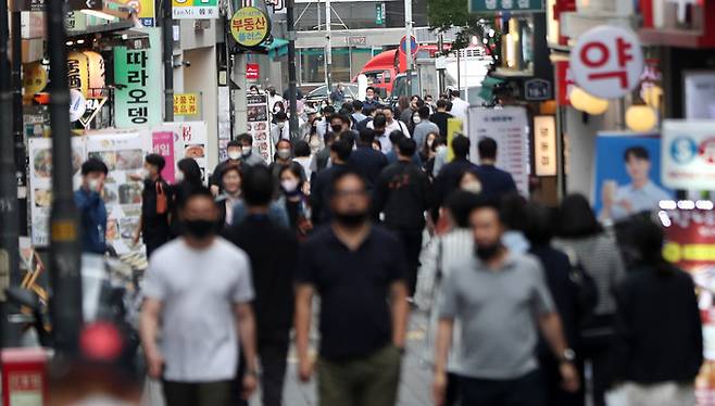 서울 중구 명동거리에서 직장인들이 점심식사를 위해 이동하고 있다. 뉴시스